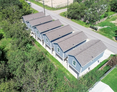 203 6th St - Photo Thumbnail 2
