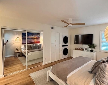 5623 Midnight Pass Road - Photo Thumbnail 16