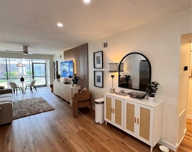 5623 Midnight Pass Road - Photo Thumbnail 3