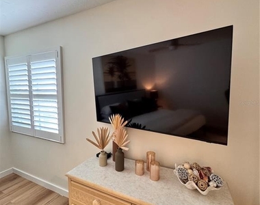 5623 Midnight Pass Road - Photo Thumbnail 10