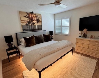 5623 Midnight Pass Road - Photo Thumbnail 8