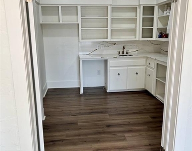 4417 N Western Avenue - Photo Thumbnail 2