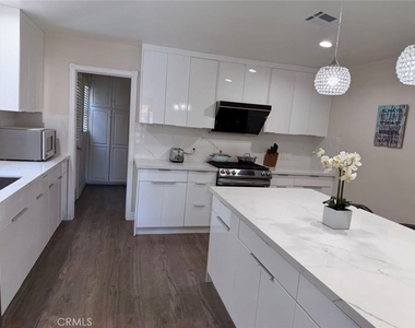 113 N Doheny - Photo Thumbnail 4