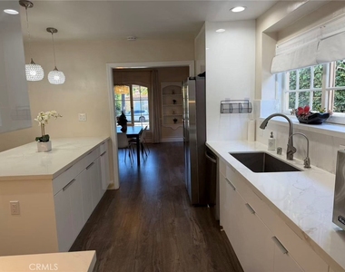 113 N Doheny - Photo Thumbnail 5