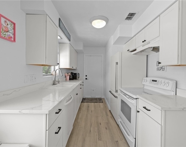 1661 Coronado Road - Photo Thumbnail 7