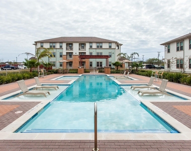 2725 Leopard Street - Photo Thumbnail 4