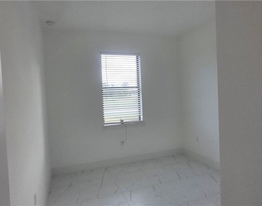 925 Chenault Street - Photo Thumbnail 14