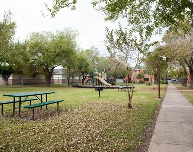 411 Lozano Street - Photo Thumbnail 5