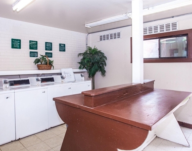 411 Lozano Street - Photo Thumbnail 3