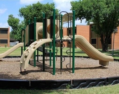 411 Lozano Street - Photo Thumbnail 7