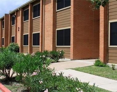 411 Lozano Street - Photo Thumbnail 6