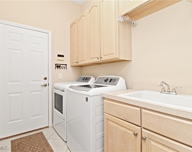 1901 Winding Oaks Way - Photo Thumbnail 18