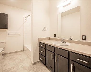 1515 Roosevelt Avenue - Photo Thumbnail 6