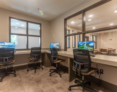 1515 Roosevelt Avenue - Photo Thumbnail 5