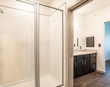 1515 Roosevelt Avenue - Photo Thumbnail 7