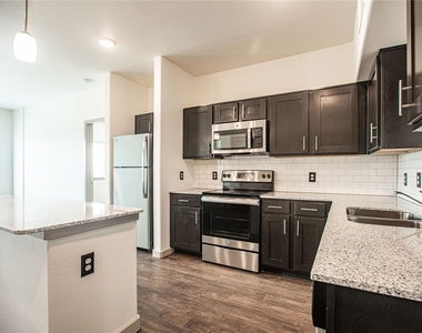 1515 Roosevelt Avenue - Photo Thumbnail 8