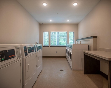 1515 Roosevelt Avenue - Photo Thumbnail 4