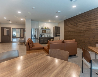 1515 Roosevelt Avenue - Photo Thumbnail 10