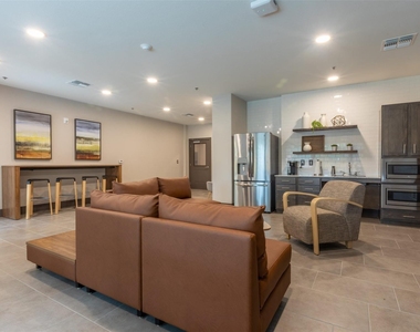 1515 Roosevelt Avenue - Photo Thumbnail 9