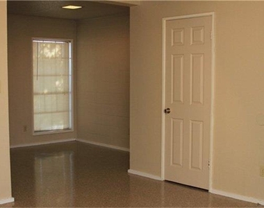 801 Greenbriar Drive - Photo Thumbnail 7