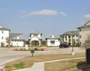 5502 Henderson St - Photo Thumbnail 3