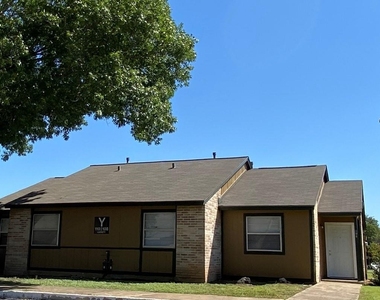101 Glenbrook Dr E - Photo Thumbnail 3