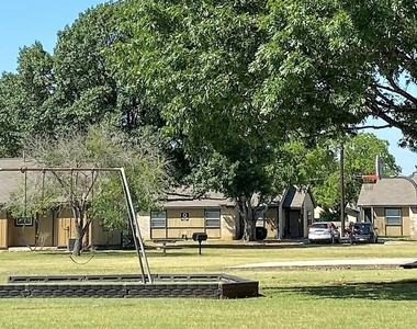 101 Glenbrook Dr E - Photo Thumbnail 1