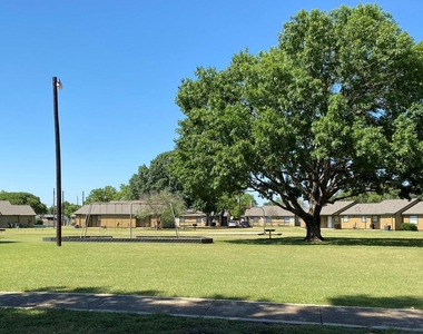 101 Glenbrook Dr E - Photo Thumbnail 7