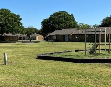 101 Glenbrook Dr E - Photo Thumbnail 4