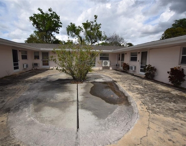 1031 Royal Palm Avenue - Photo Thumbnail 3