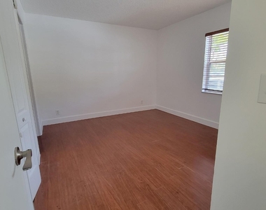 3712 N University Drive - Photo Thumbnail 9