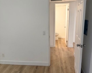 1515 S Beverly Drive - Photo Thumbnail 15