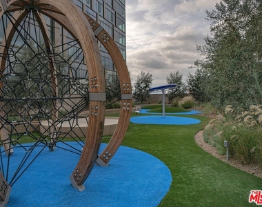 877 Francisco Street - Photo Thumbnail 20