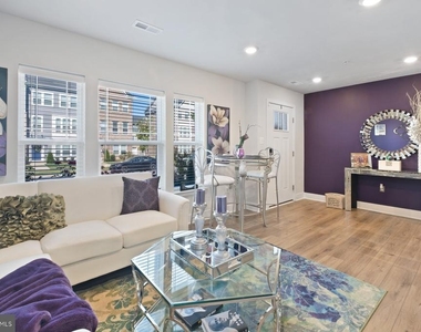 6960 Farragut Drive - Photo Thumbnail 3