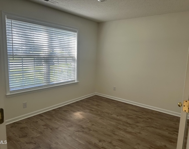 124 Fairford Drive - Photo Thumbnail 6
