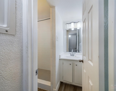 2124 Burton Dr - Photo Thumbnail 11