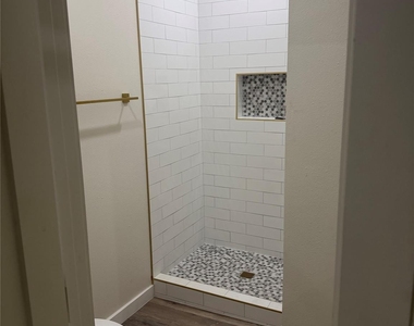 202 E 31st St - Photo Thumbnail 3
