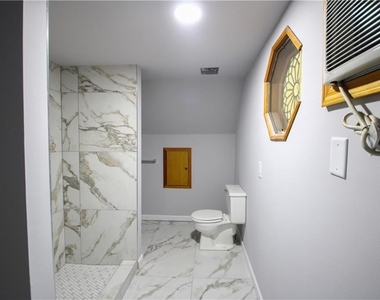 105 Homeport Drive - Photo Thumbnail 8