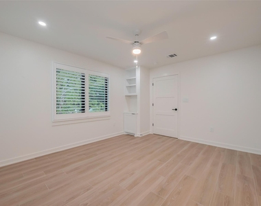 2702 Delano Street - Photo Thumbnail 27