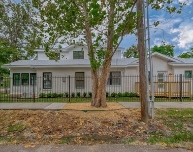 2702 Delano Street - Photo Thumbnail 3
