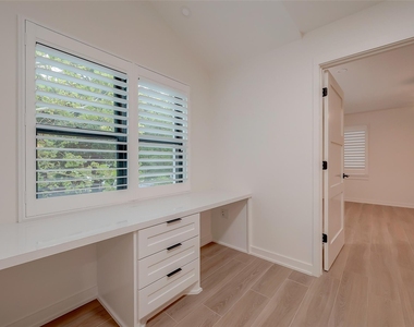 2702 Delano Street - Photo Thumbnail 25