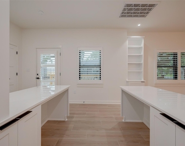 2702 Delano Street - Photo Thumbnail 12