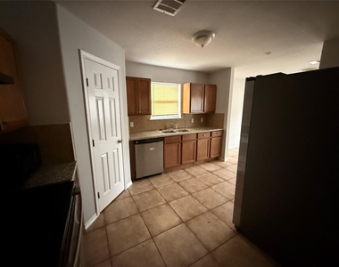 311 Kansas Street - Photo Thumbnail 10
