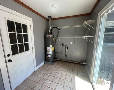 232 Beverly Boulevard - Photo Thumbnail 9