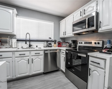 7439 Trudy Lane - Photo Thumbnail 9