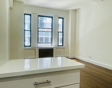 East 46th Street / Lexington - Photo Thumbnail 10