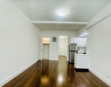 East 46th Street / Lexington - Photo Thumbnail 11