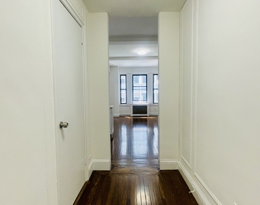 East 46th Street / Lexington - Photo Thumbnail 9