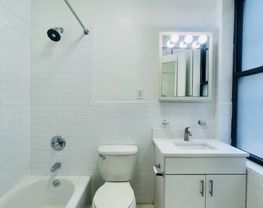 East 46th Street / Lexington - Photo Thumbnail 7