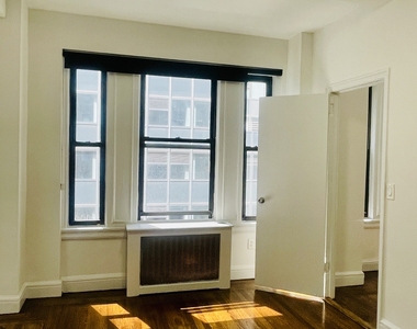 East 46th Street / Lexington - Photo Thumbnail 1